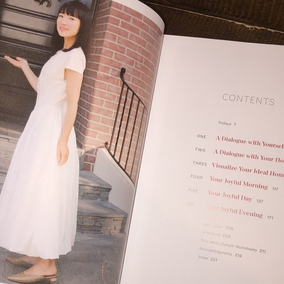 Marie Kondos tidy up minimalist coffee table hardcover book - Picture 4 of 11